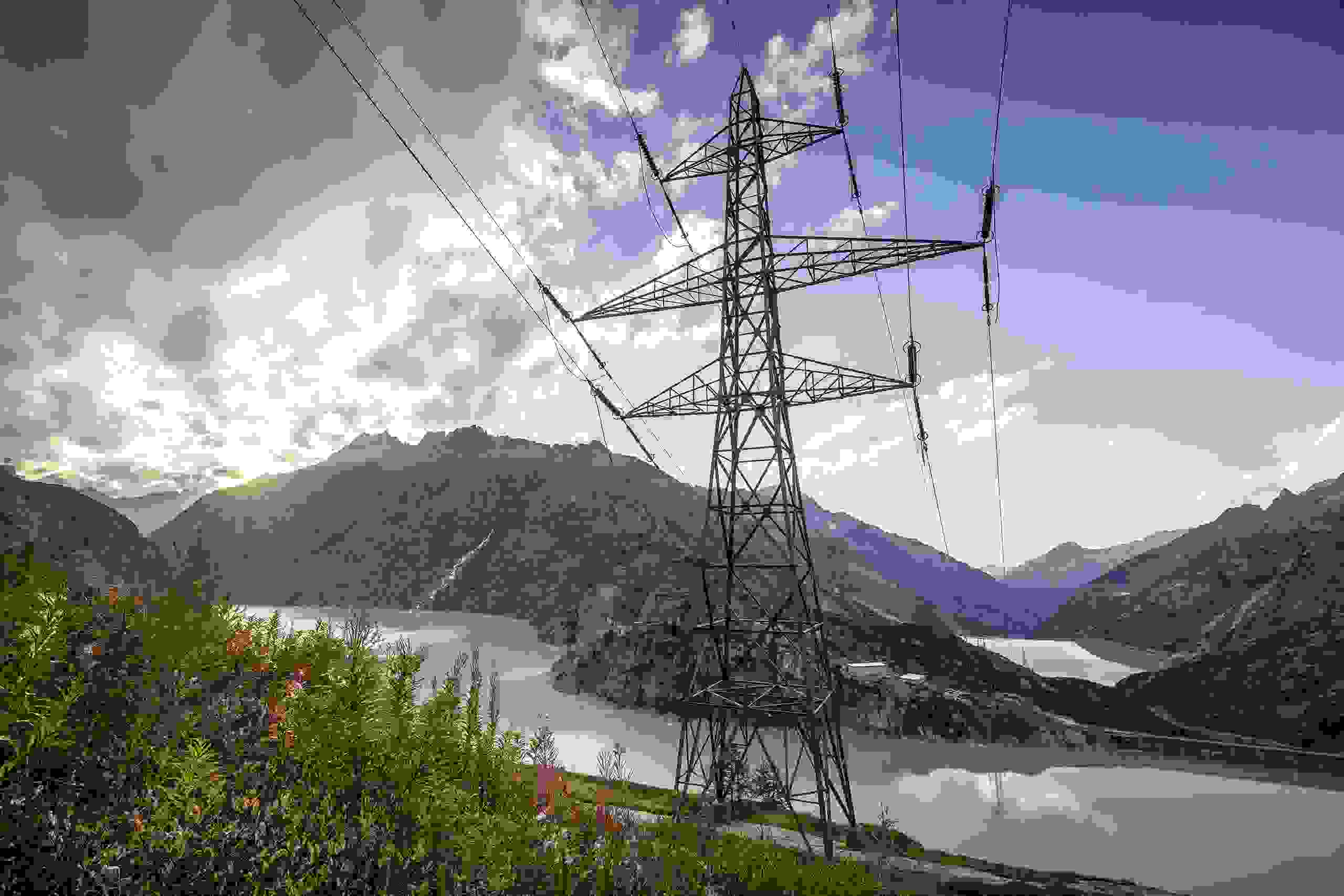 Grimselsee mit Strommast und Hochspannungsleitung