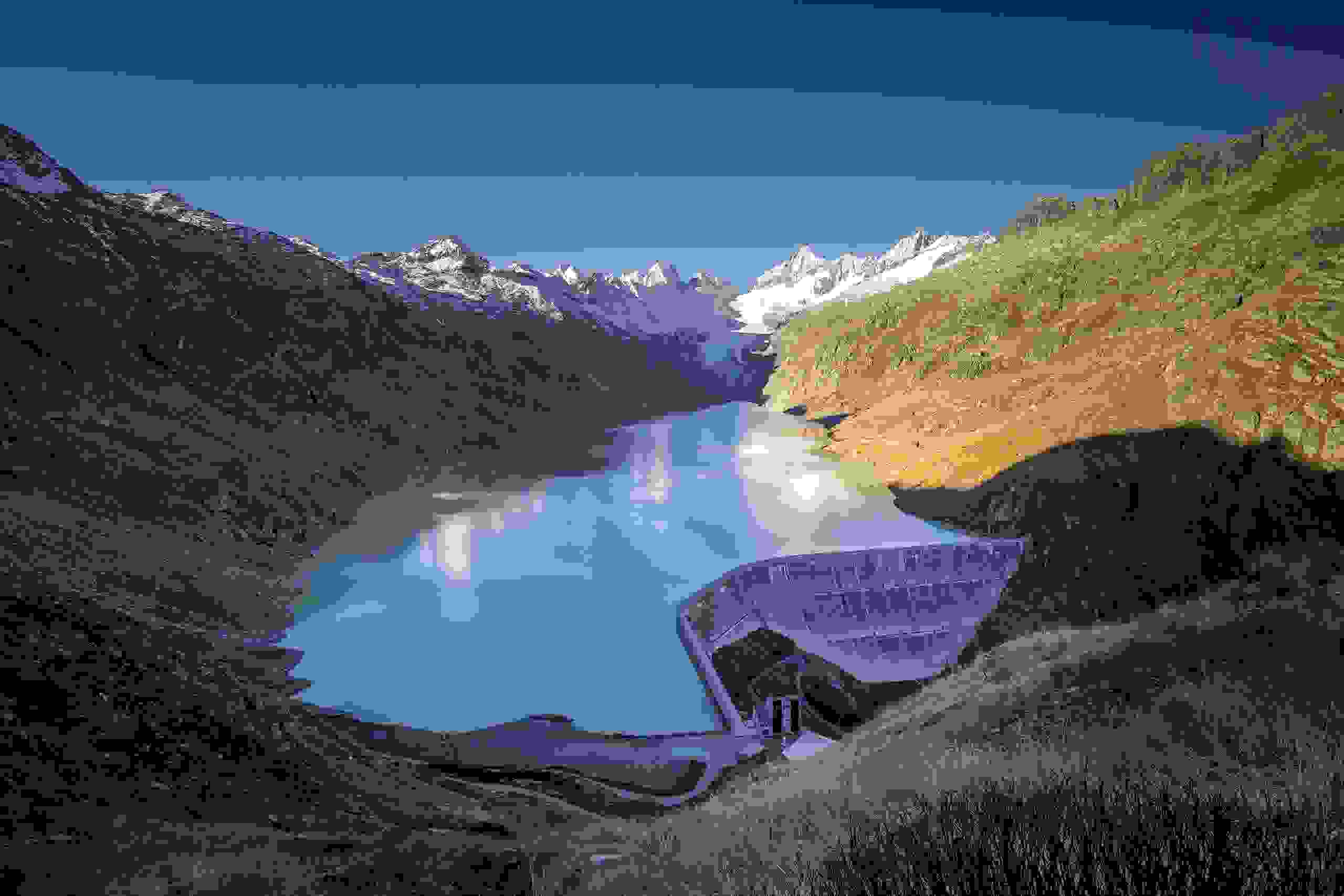 Oberaar Staumauer mit Oberaarsee und Oberaargletscher